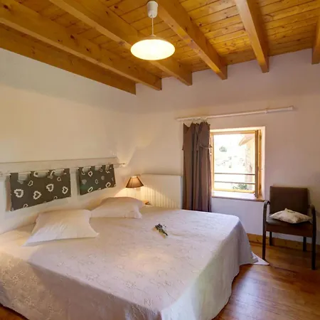 Holiday home Avec Jardin Privatif, Cheminee, Et Activites Nature Proches, Animaux Acceptes - Fr-1-496-66